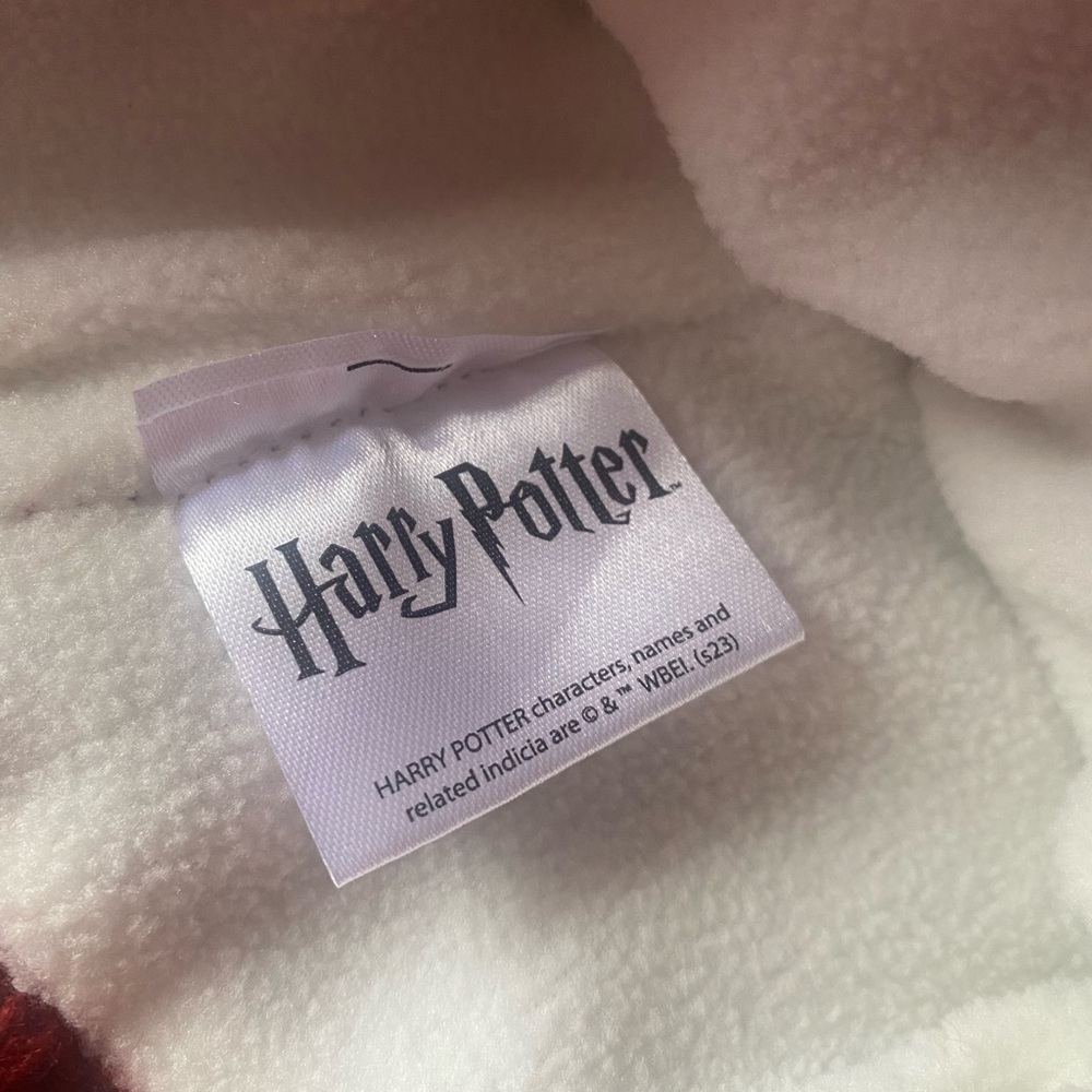 New With Tags Men's Women's Harry Potter Hogwarts Beanie Maroon Patch Pom Pom - Picture 3 of 4
